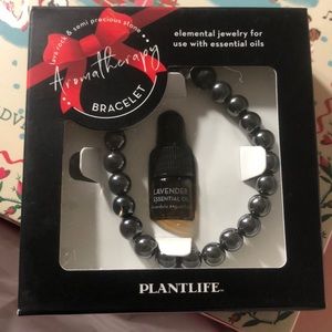 Aroma therapy bracelet with essential oil